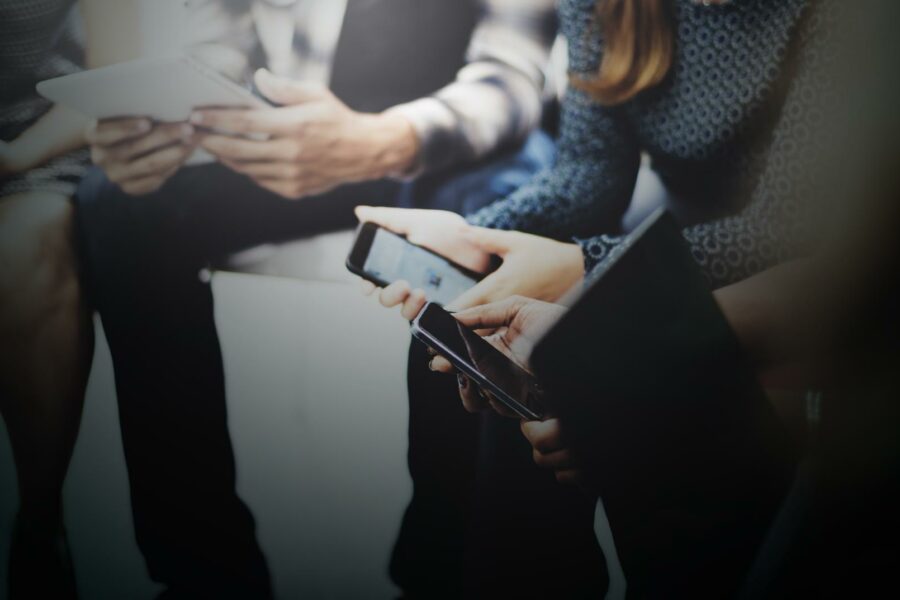 Disruption - immagine di persone che usano un device digitale