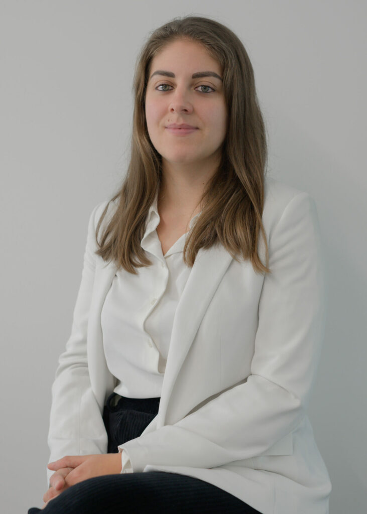 Über uns 12 Über uns | svg+xml;charset=utf