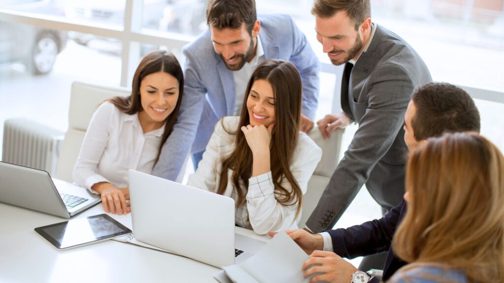 Organizzazione snella e scalabile: come progettare strutture aziendali resilienti 2 Team multidisciplinare in azienda impegnato in processi snelli per resilienza e scalabilità
