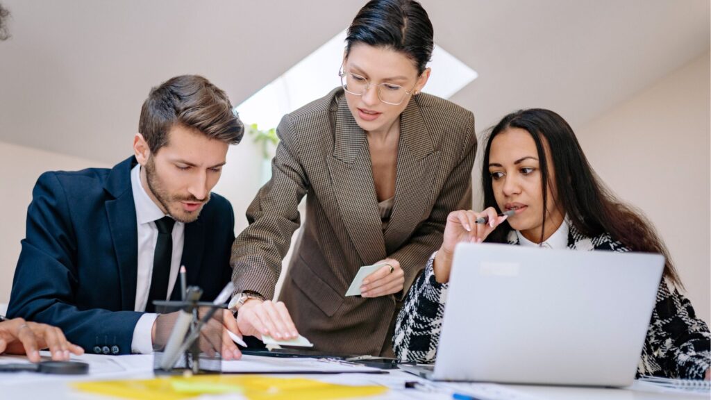 Errori comuni nella gestione commerciale e come evitarli 2 Sales team in azienda evita errori nella gestione commerciale con approccio proattivo e strumenti efficaci